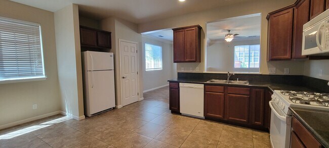 Building Photo - End Unit Condo In Highland Park Subdivision