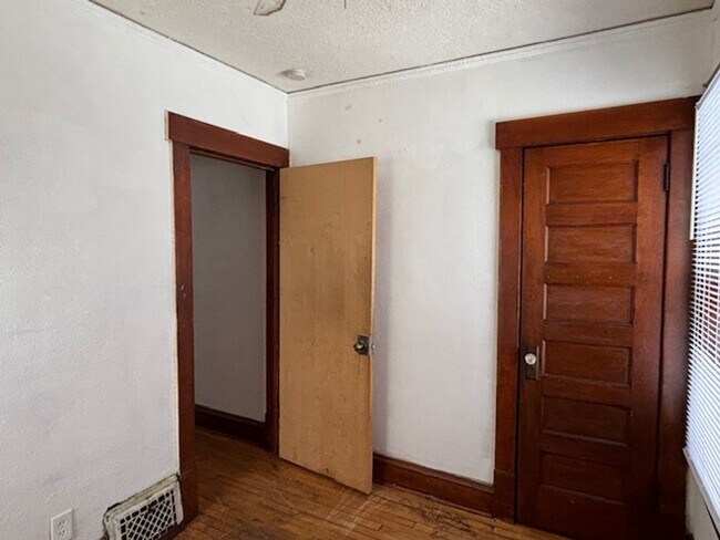 Building Photo - 3 BR/1 BA Single-Family Home in St. Paul!