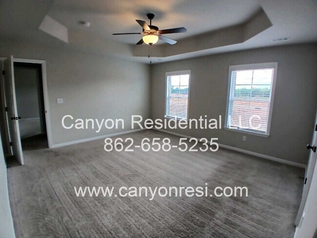 Building Photo - MUST SEE Fantastic 4BR 2/5 BA near everyth...