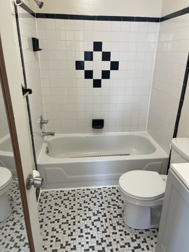 Building Photo - Grad Hospital 2 Bedroom