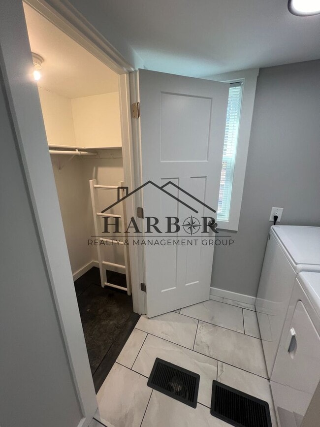 Building Photo - Newly Remodeled 2 Bedroom + Bonus Room Home