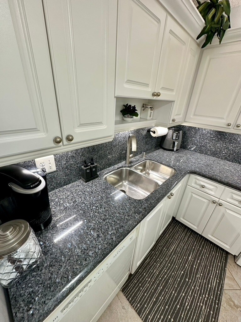 Kitchen Fully Stocked - 933 Cypress Grove Dr