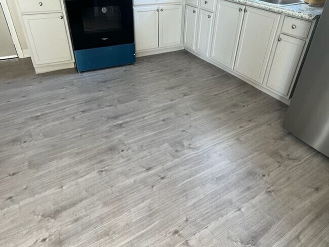 Building Photo - 136 N Spring St