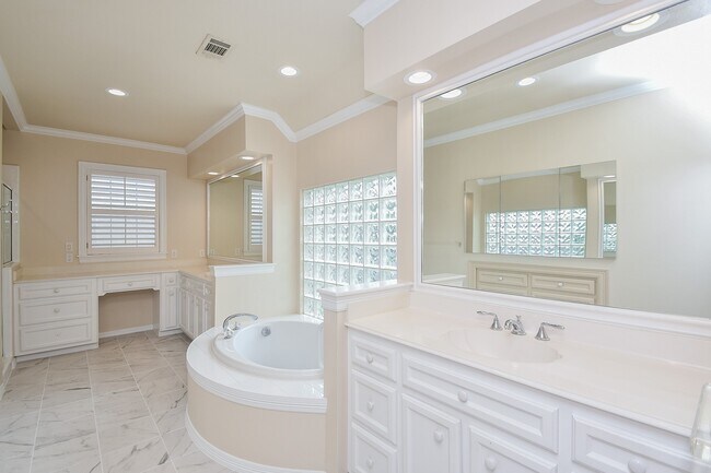 Building Photo - 2124 Nantucket Dr