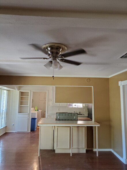 Kitchen and dining - 4650 N Lake Dr