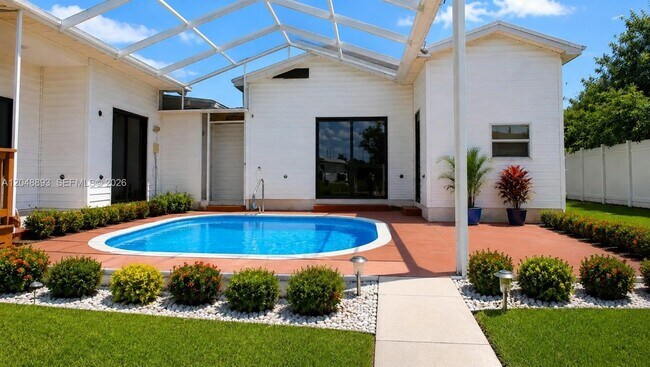 Building Photo - 111 Poinsettia Cir NE