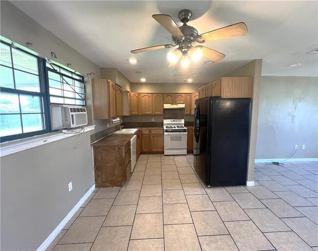 Building Photo - 2104 Lena Dr
