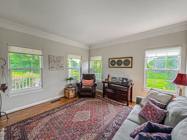 Building Photo - Fantastic 4 Bed 2.5 Bath Single Family Hom...