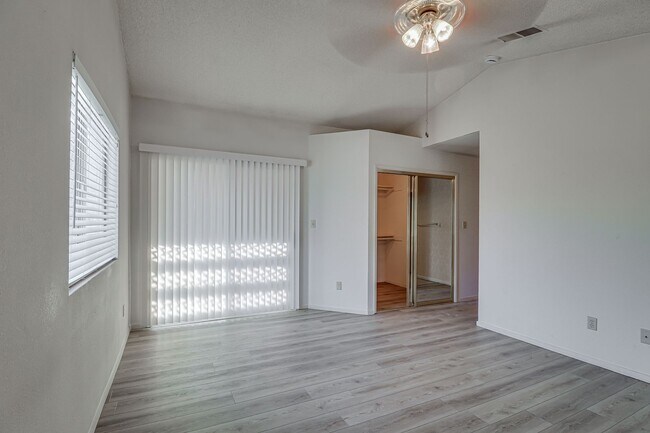 Building Photo - Spacious Home in SW Bakersfield!