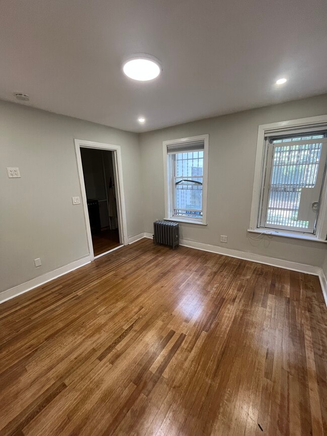 Living space - 1061 Clay Ave