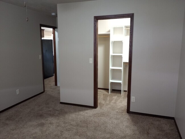 Building Photo - Two bedroom Town Home w/ Double garage