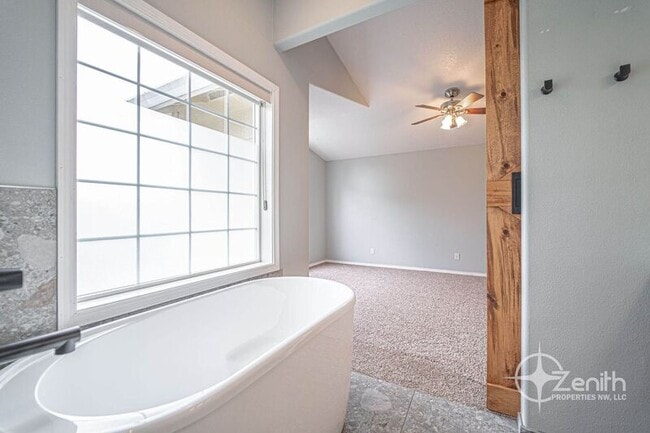 Building Photo - 4314 NE 126th St