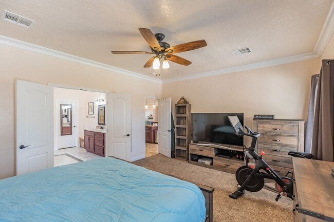 Building Photo - 4 Bedroom 2 bath Beautiful Home