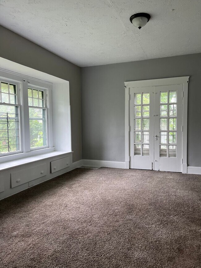 Building Photo - Section 8 Welcomed! Charming 3-bedroom hom...