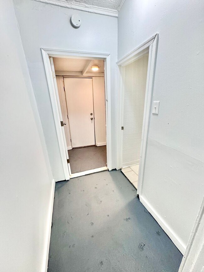 Building Photo - 445-447 West Linden Street