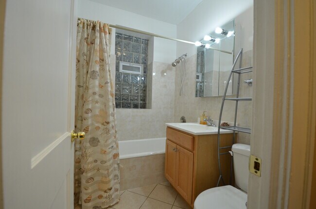 Bathroom - 4663 N Lowell Ave