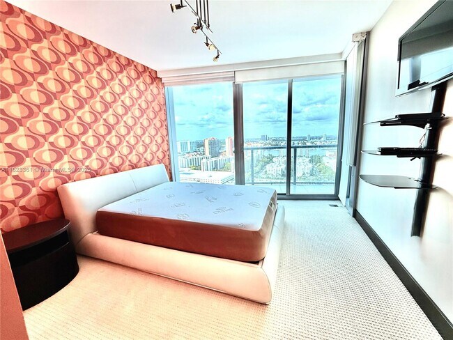 Building Photo - 17001 Collins Ave