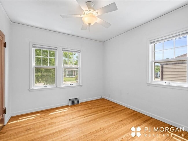 Building Photo - 2 bedroom, 1.5 Bathroom House Available Im...