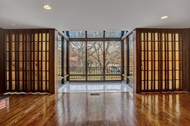 Building Photo - AMAZING SPACIOUS END UNIT TOWNHOUSE IN PRIME LOCATION