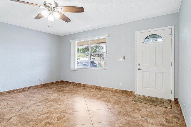 Building Photo - 2722 Peer Ln