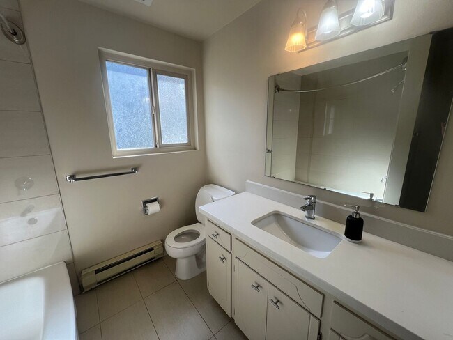 Building Photo - Spacious Fremont 2BR/1BA, split level with private balcony, recently remodeled kitchen!