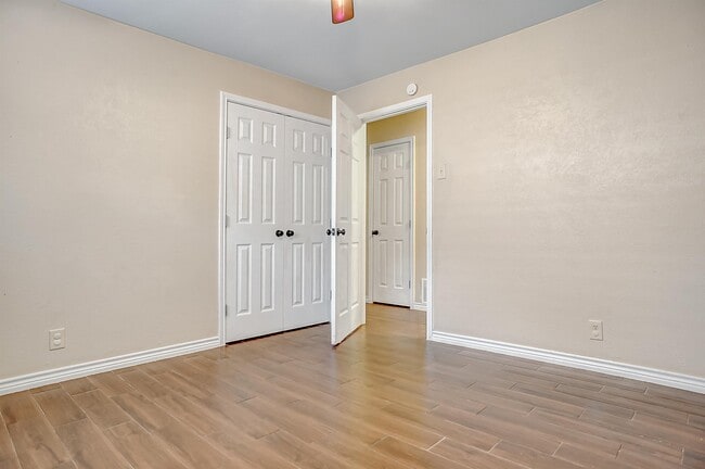 Building Photo - 921 Holiday Dr