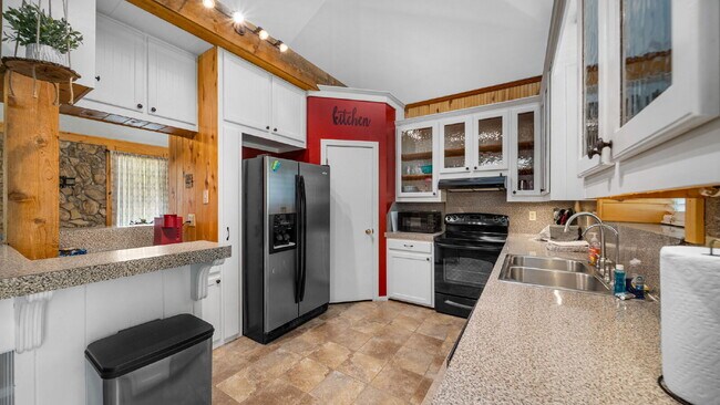 Building Photo - Private acre property, the charm you have been looking for. This is a place to call home!