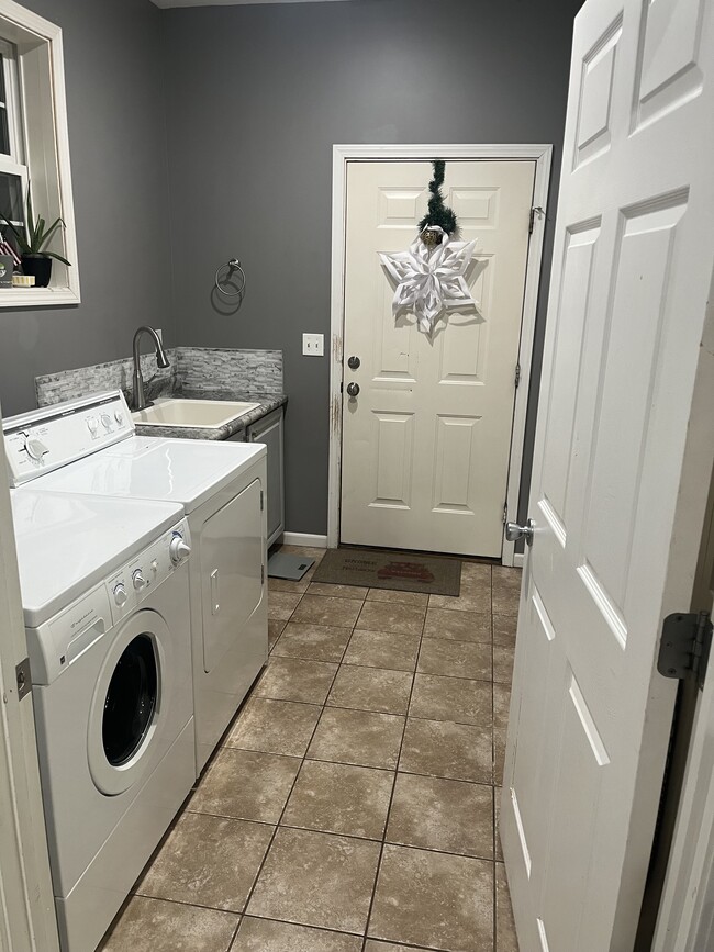 Building Photo - 1514 N Clay St