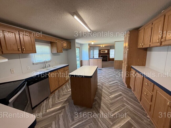 Building Photo - 800 W 81st St S