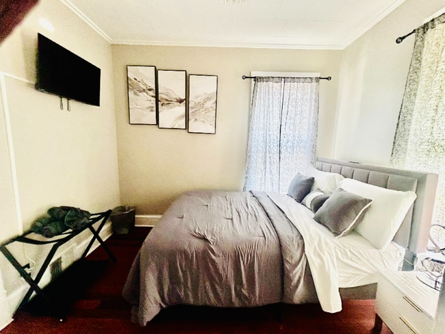 Building Photo - 7353 S Kenwood Ave