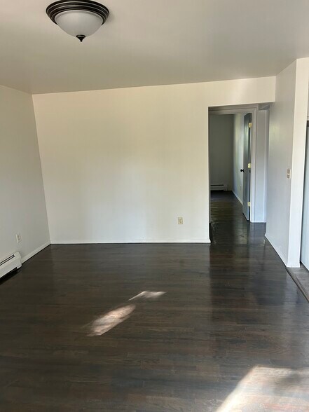 Building Photo - 8441 Cottonwood Dr