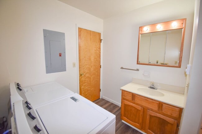 Building Photo - Two Bedroom in Jersey Shore with 1-Car Garage!