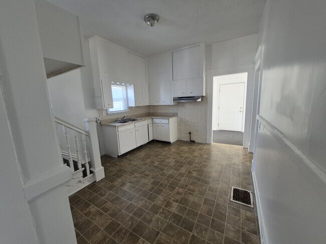 Building Photo - 635 S 39th St