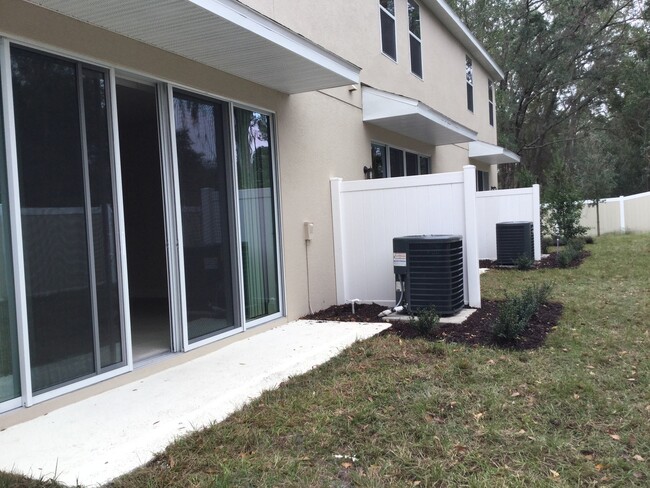 Building Photo - Gated townhouse in Central Park in Oviedo