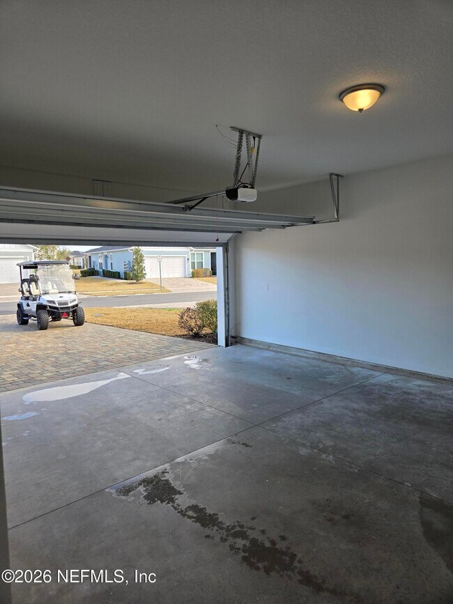 Building Photo - 817 Cherry Elm Dr