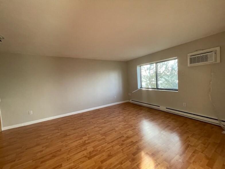 Primary Photo - 10 Roberts St