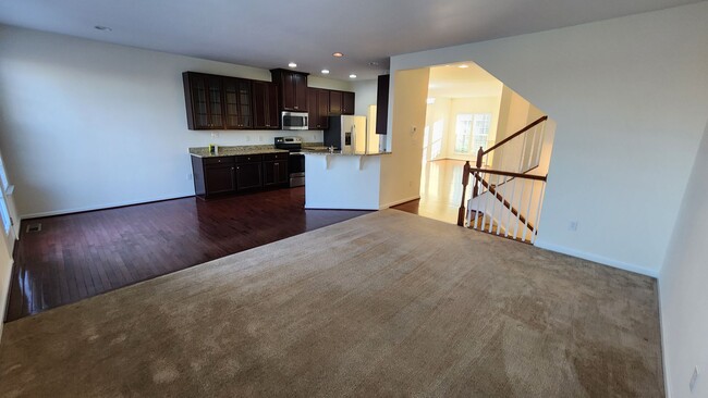 Building Photo - Spacious, Large, Luxury 3 Bedroom Townhous...