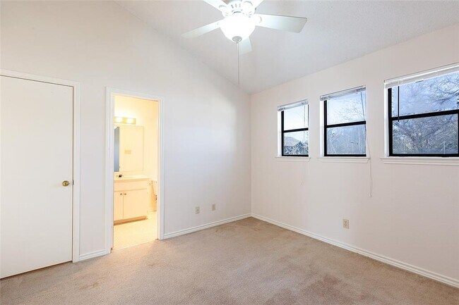 Building Photo - 706 W Lynn St