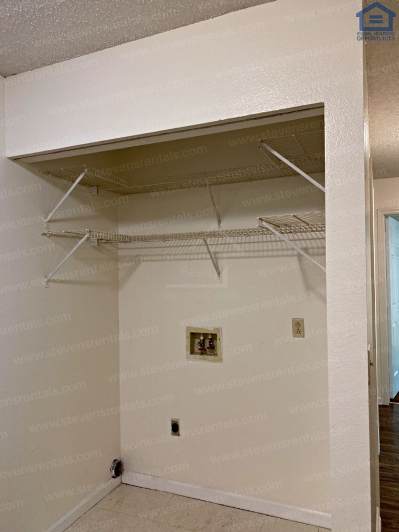 Building Photo - 430 Oriole Dr