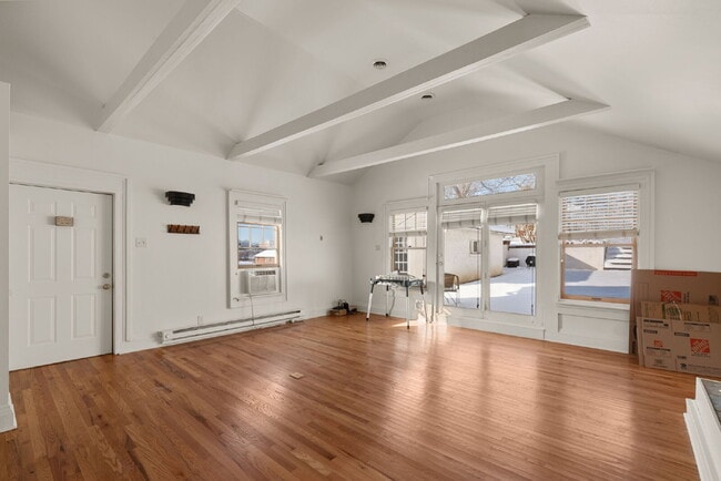 Building Photo - "Charming Brentwood house 2 bedrooms 1 Bathoom, Prime Location!"