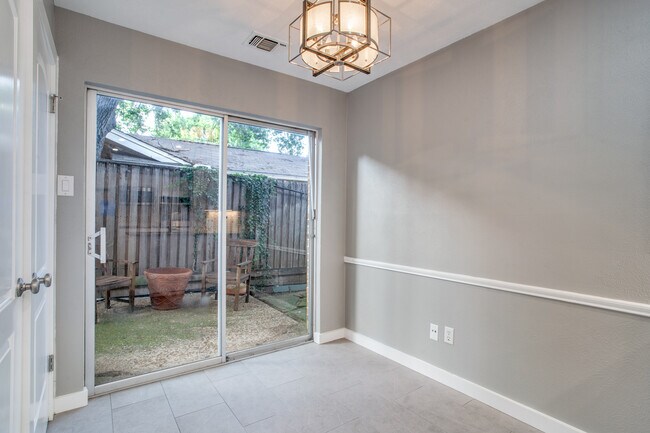 Building Photo - 9810 Crest Meadow Dr