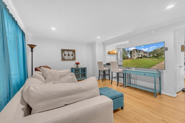 Building Photo - Beautifully Updated End-Unit Townhome in P...