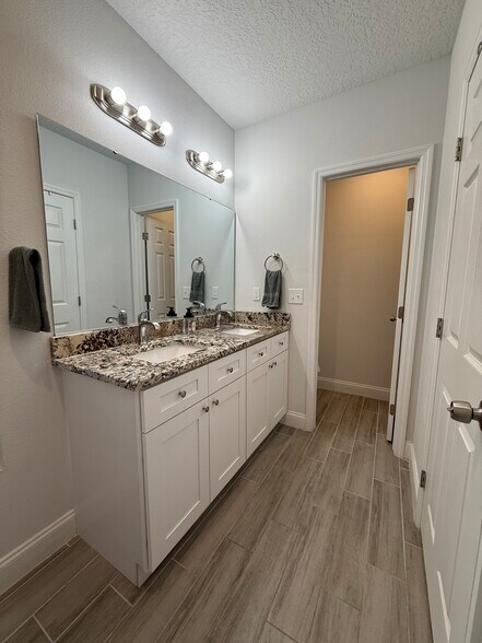 Master Room Bathroom - 1165 Eden Dr