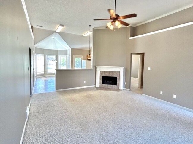 Building Photo - Move In Special! Now leasing a spacious 3 ...