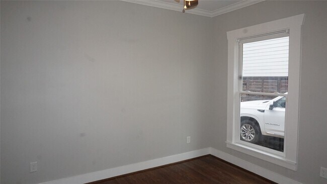 Building Photo - 825 Algregg St