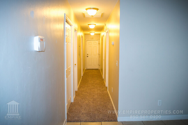 Building Photo - Spacious Central Townhome