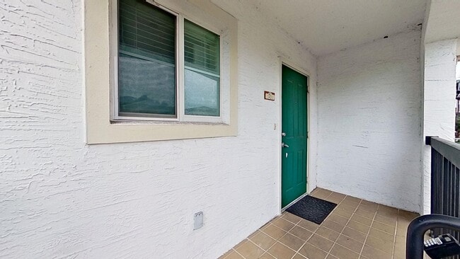 Building Photo - Beautiful Townhouse Style Apartment availa...