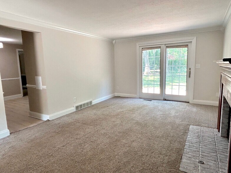 Family Room - 3083 Orchard Rd