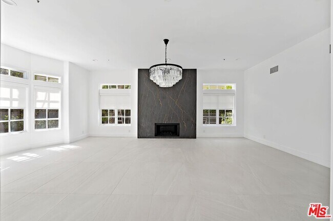 Building Photo - 2387 Stratford Cir