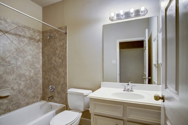 Building Photo - 2370 Bastrop St